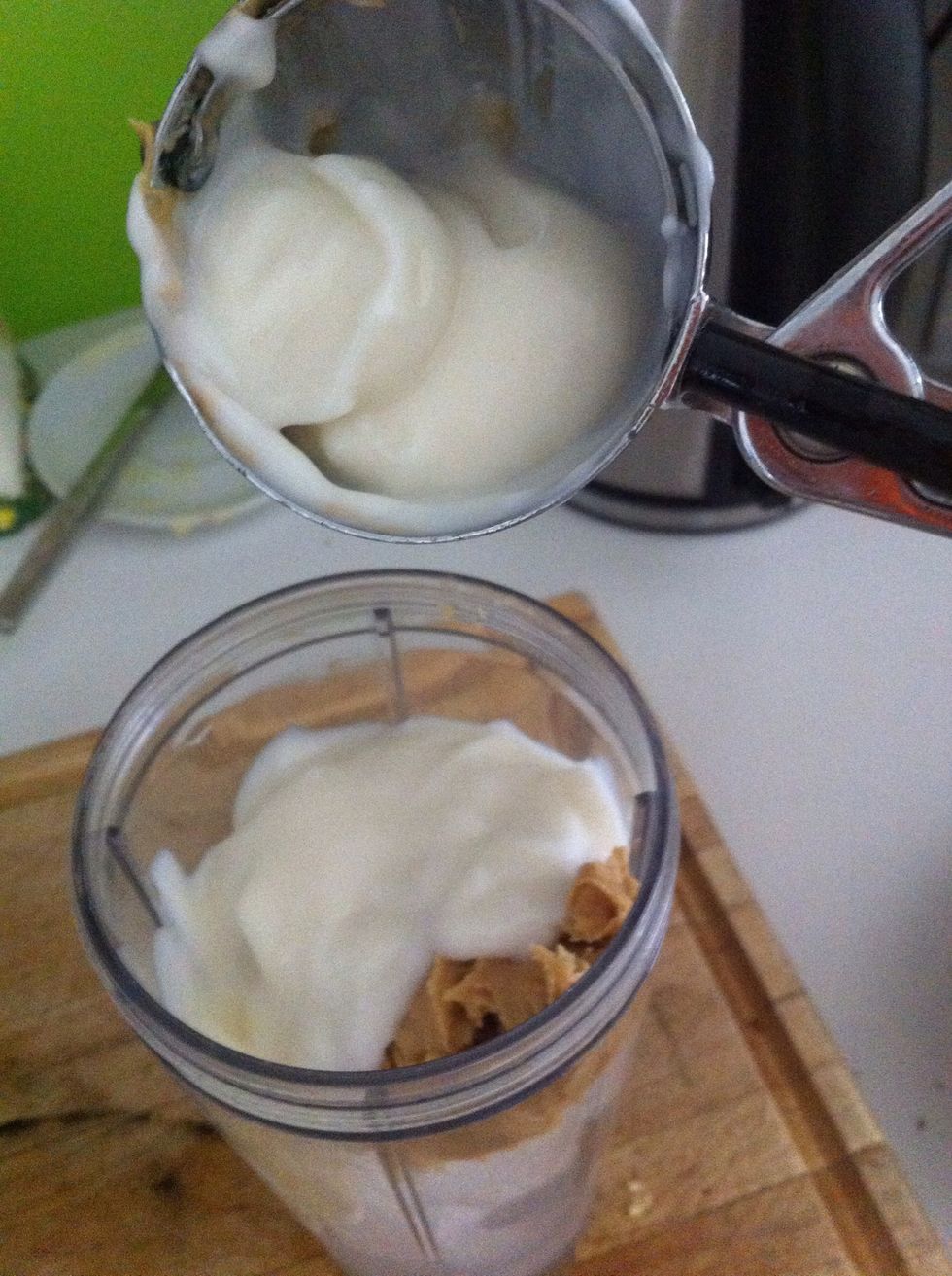 Adding the other 1/2 scoop.