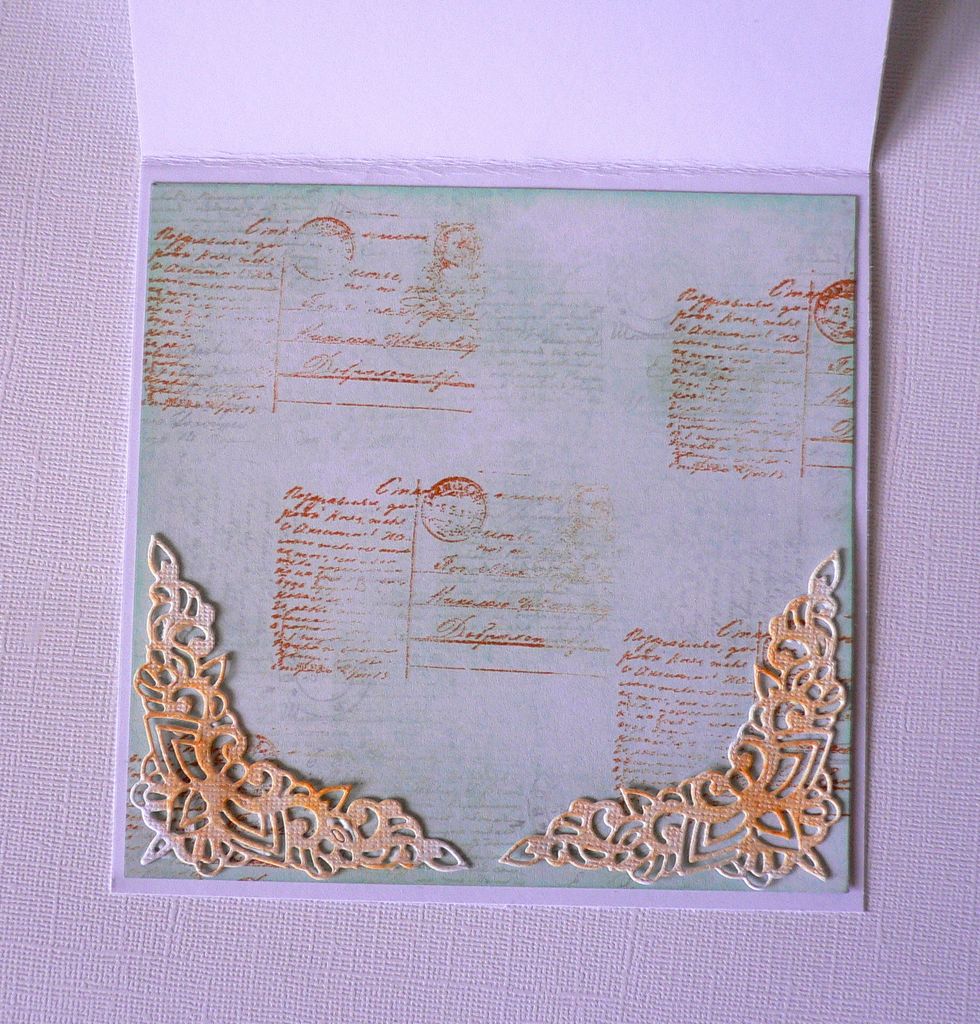 Adhere inside the card, in each corner the inked Corner borders die cuts.