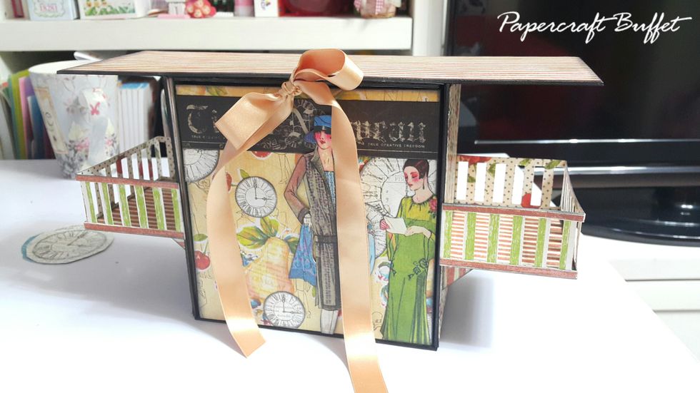 Adhere on the balcony with strong glue, and this is what it looks like when putting in the album with the balcony done.