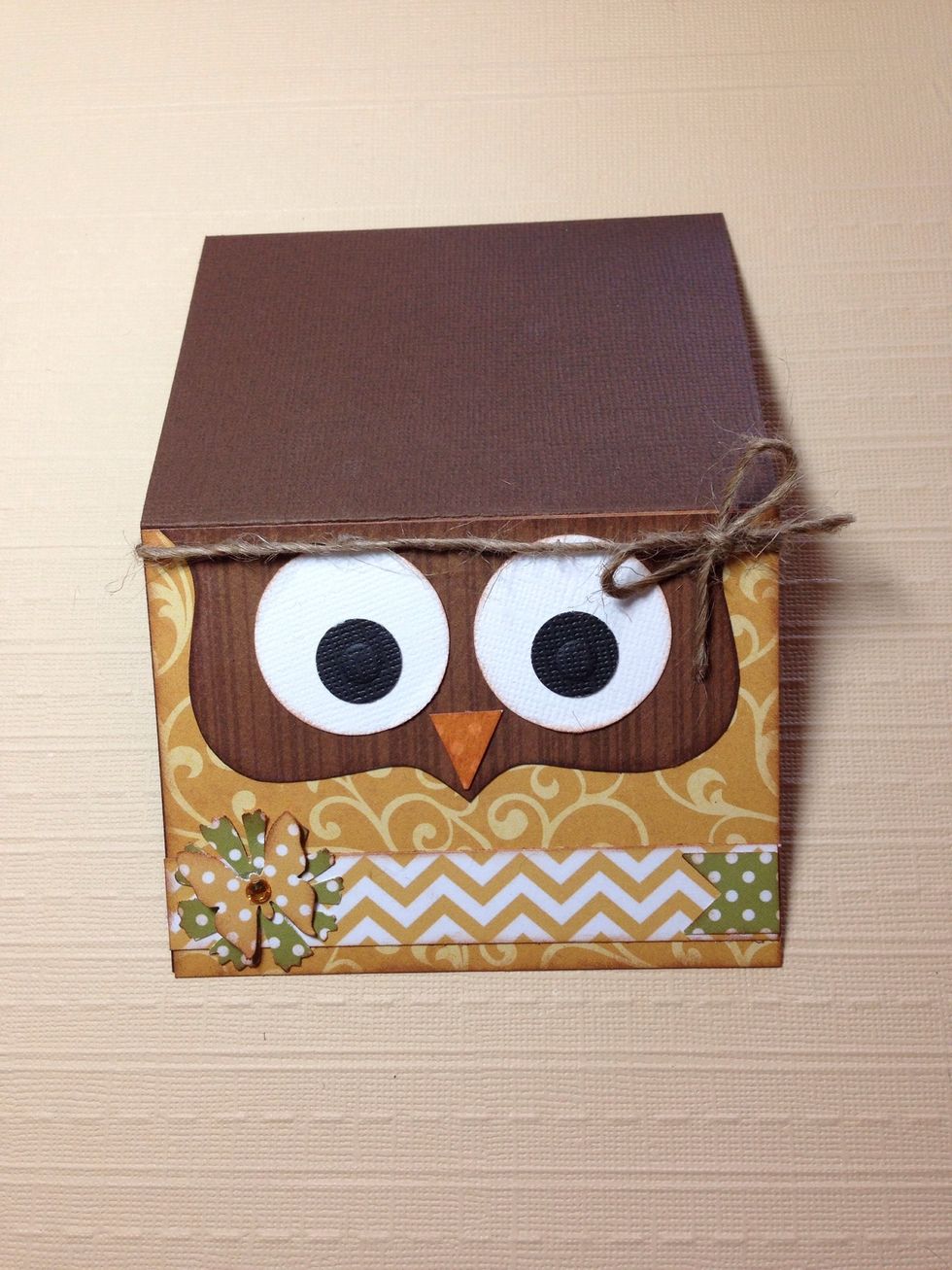 Adhere the eyes and cut a small triangle for the nose. Add your embellishments to decorate the strip where you will write the name. Finish off with a piece of twine.