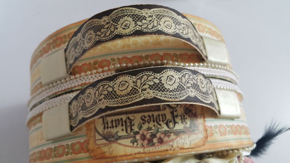 Adhere the handle in the middle of the hat top, then done, you can start decoration with your hat box