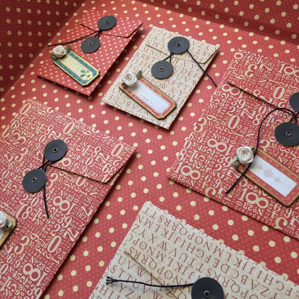 Adhere the Velcro the way you like on the back inside.