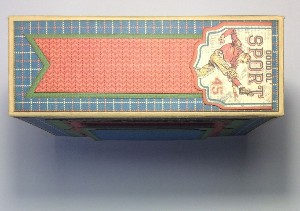 Adhere to the external spine of the book box.