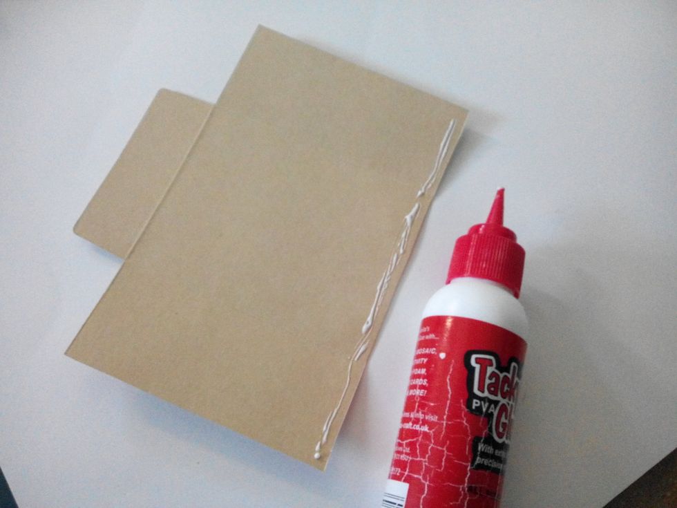 Adicione cola na base.
