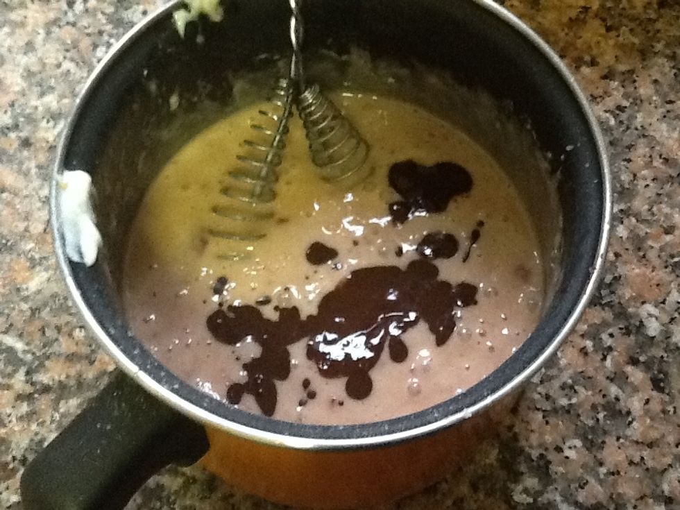 Afegim la xocolata a la massa