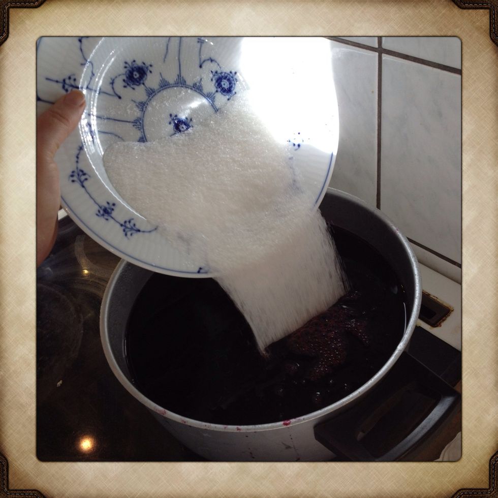 After 1-2 hours all the juice is in the pot. Measure how much you got  (here: 4 litres) and add sugar (100g per litre) (here: 400g)
