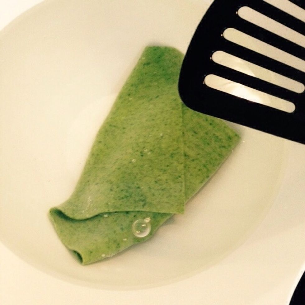 After 1-2 minutes, when the sheet starts floating, take it out of the boiling water and sink it in the cold water. This will help stopping the cooking process.