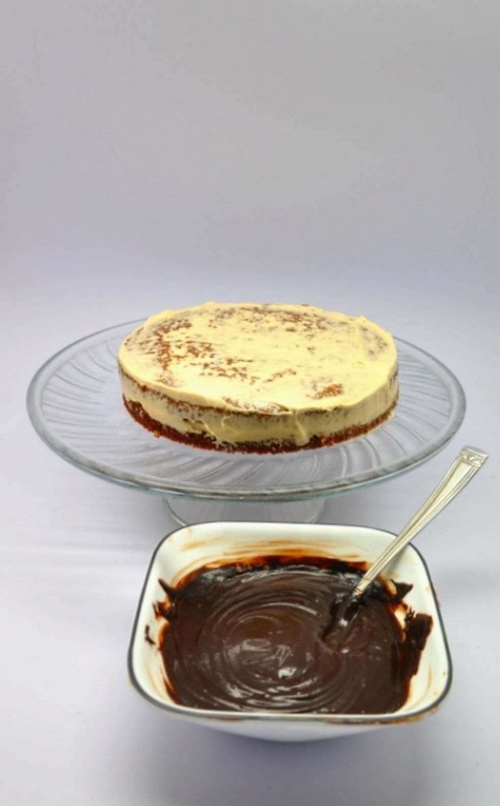 After 1 hour of chilling my cake, I'm finally ready to frost. If you click on the image, you can see (a little....) that the ganache has thicken quite a bit. That would be easier to work with :)