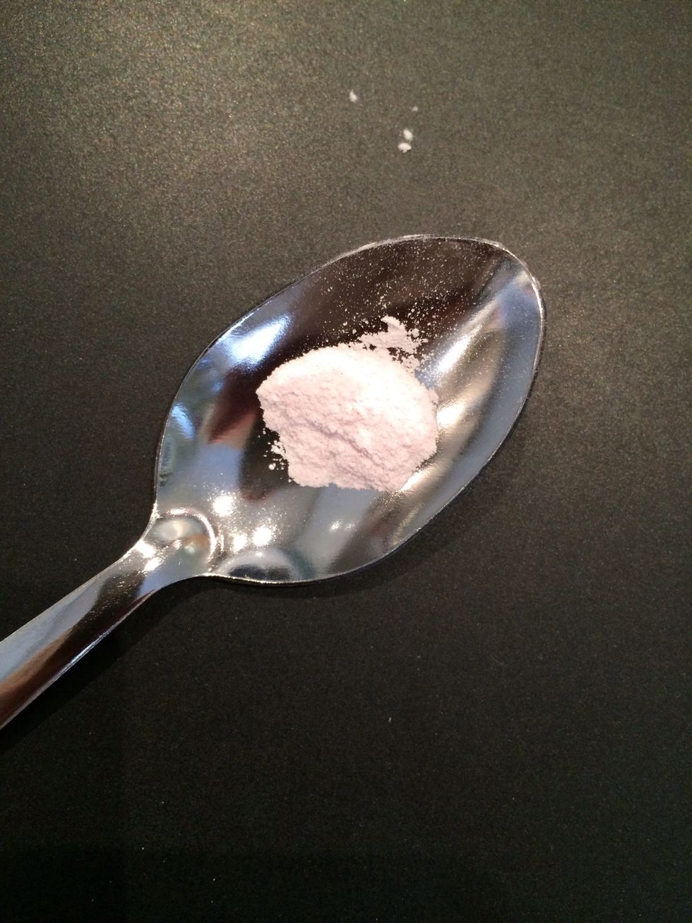 After 1 hour put on the oven 180C and start preparing the royal icing. If you are using powder coloring you add it to the icing sugar.