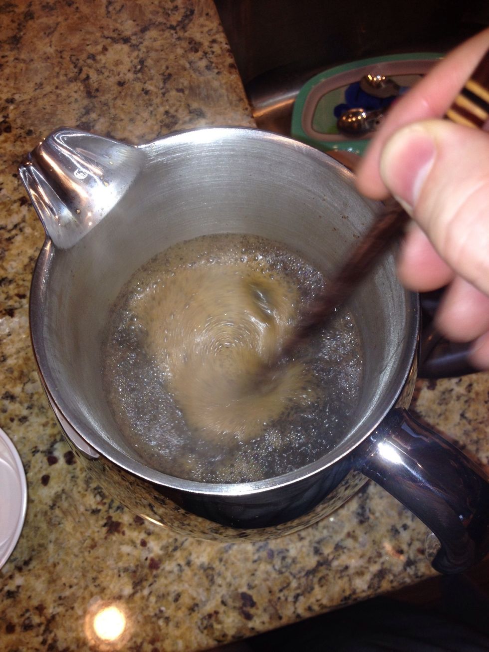 After 1 minute of bloom, stir your coffee with a chopstick or other wooden utensil. A good stir takes about 7 seconds. It is very important that you let the bloom occur for 1 minute.