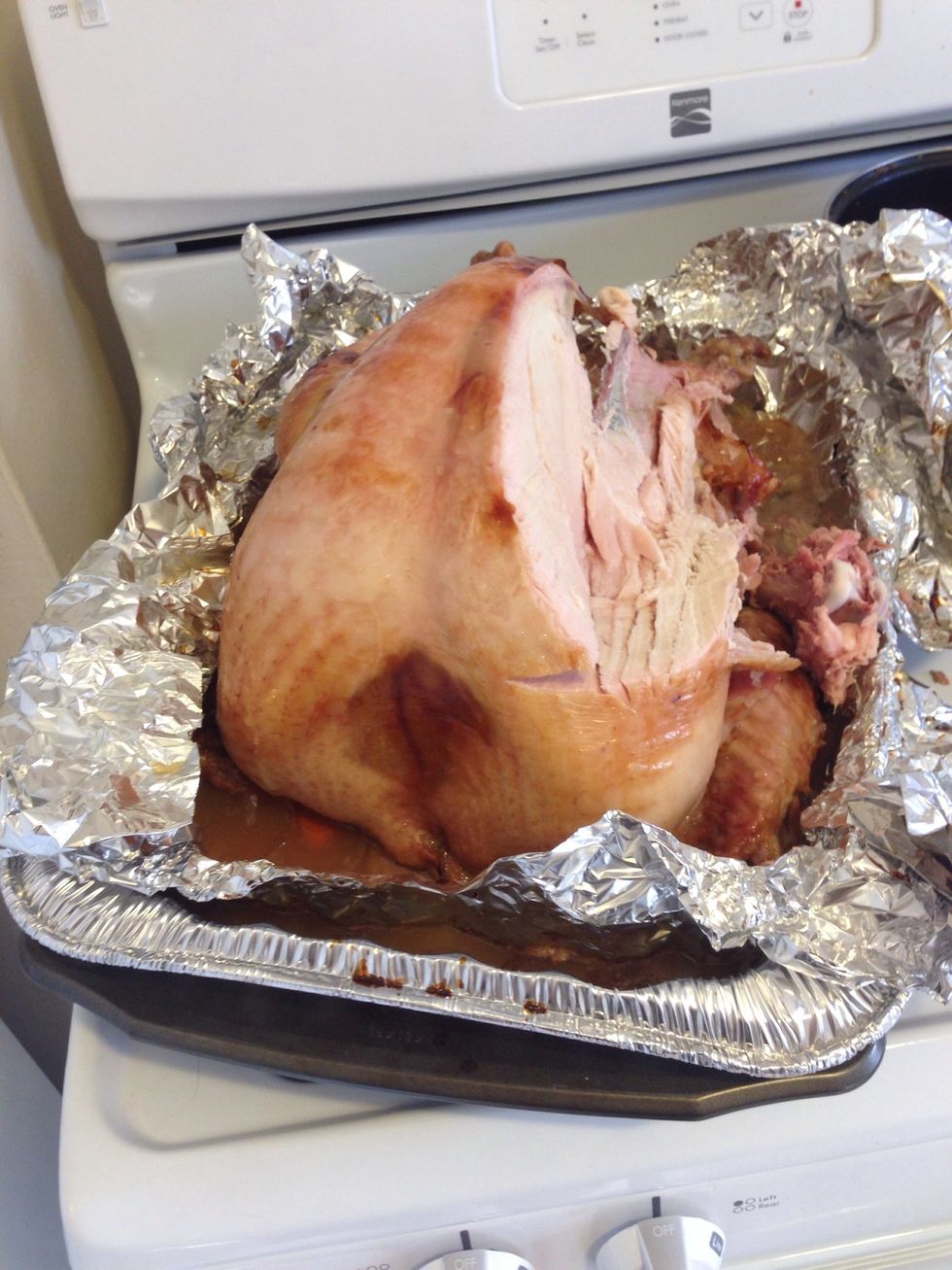 After 10 mins, start carving the turkey.