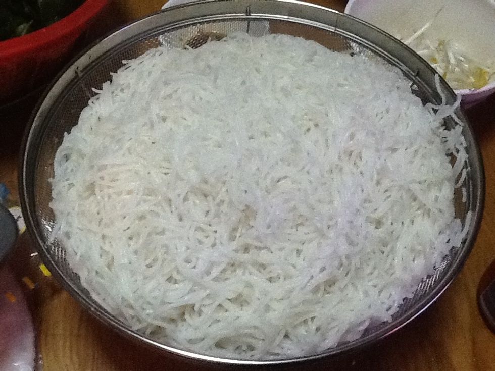 After 15 minutes pour the water out of the rice noodles and put it on the dinner table.