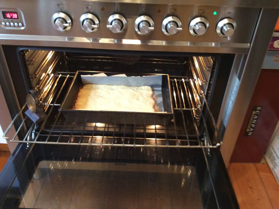 After 20 minutes in the fridge put base in the oven for 15 minutes at 180 degrees celsius.