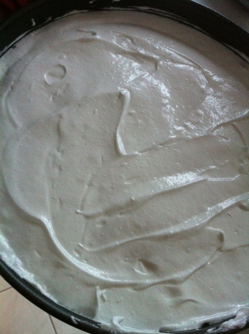After 20 minutes in the oven, put the merengue topping on the hot cheesecake.