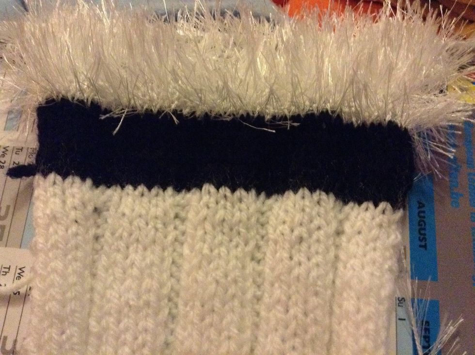 After 20cm, knit 4 rows. Then start again your pattern. This will start your cover