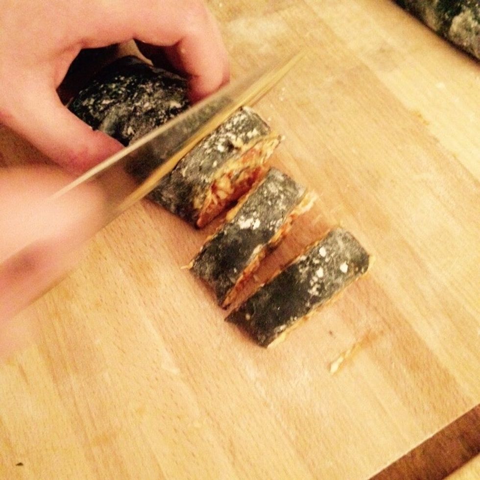 After 20min take the rolls out of the freezer and with a sharp knife start cutting them into 2cm thick slices.