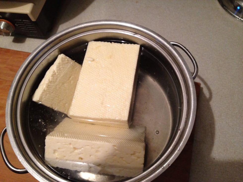 After 24 hours of draining place your cheese ind the salt brine for 3-5 hours according to taste, I don't like my feta to be too salty so I leave it in the brine for 3 hours. Cover with lid.