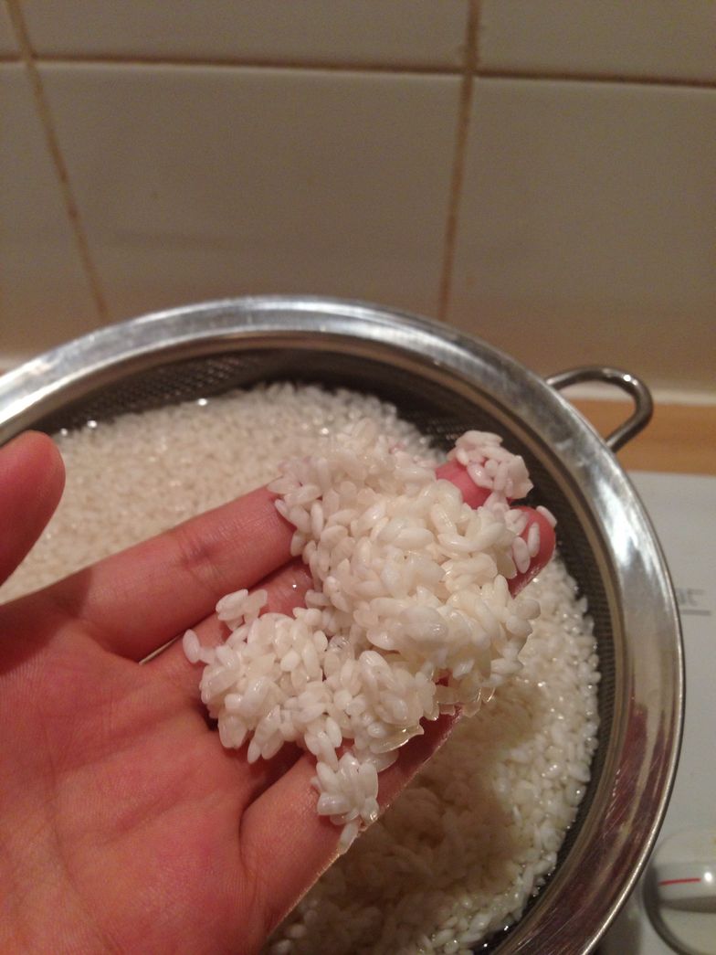 https://guides.brit.co/media-library/after-40min-you-can-see-the-rice-is-whiter-and-less-transparent-part-in-each-of-them-we-are-nearly-there.jpg?id=23882701&width=784&quality=85