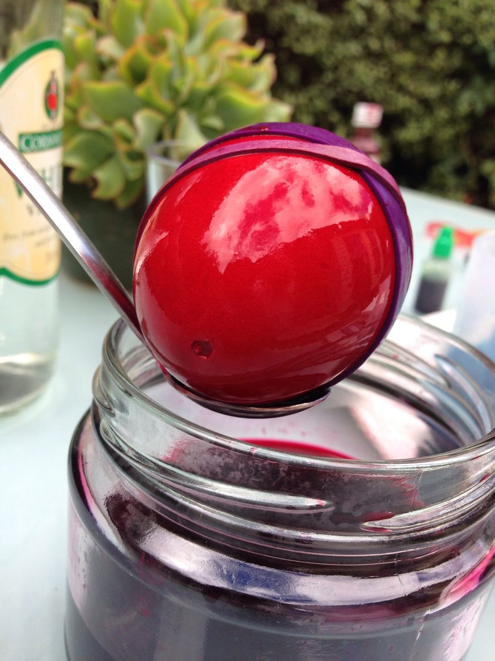 After 5-10 minutes in the dye gently lift up the egg.