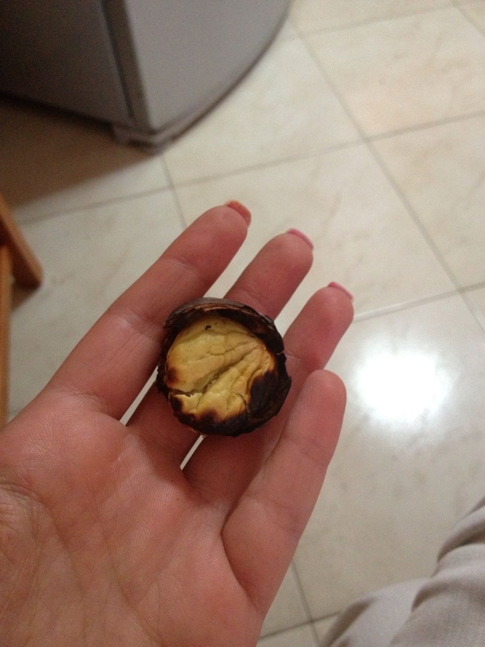 After 5 minutes, I open up one chestnut (watch out it's very hot!!) and try it....mmmh tasty!!! :P Ps: you understand they are quite ready when their cut become bigger!!! :)