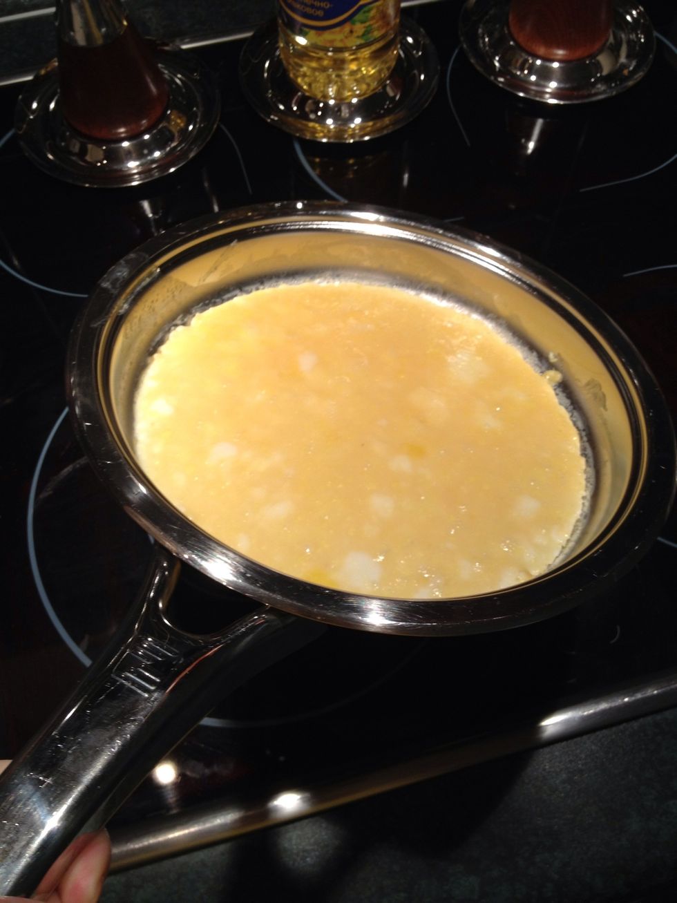 After 5 minutes, the upper layer thickens,so that if tilt pan at 30 degrees,the upper layer will stop sliding down. If you touch the surface of the omelet with a spoon,you will feel it's still liquid.