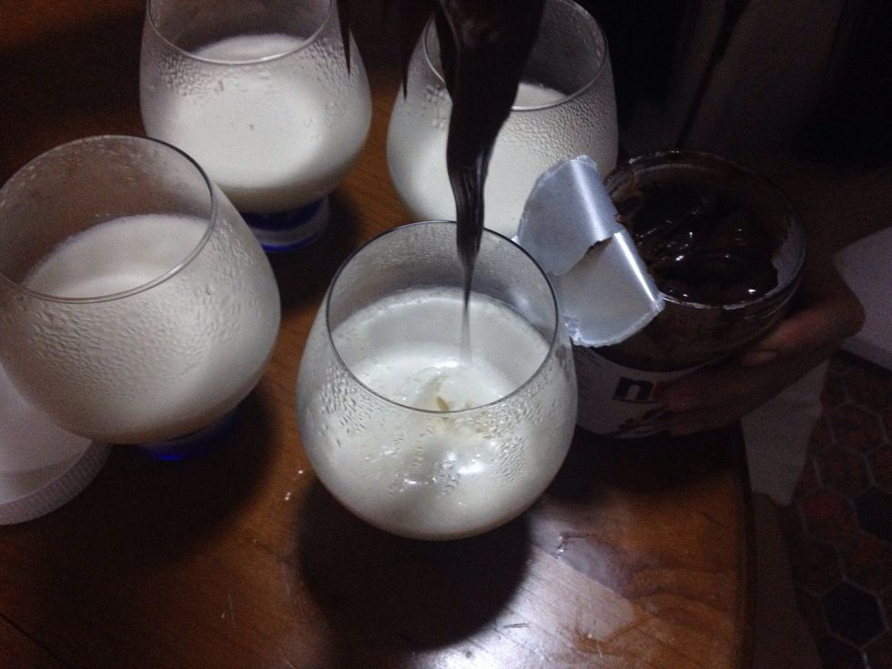 After 8 hours take them out of the fridge and add a biiiigggg and delicious spoooooon of Nutella!!!!!!!!