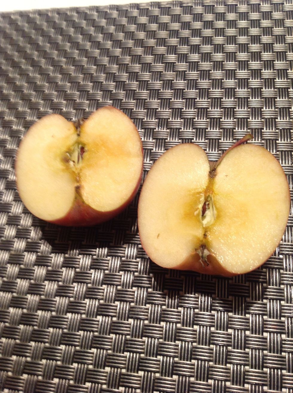After 8 minutes, it has browned. Try this at home with a supermarket apple. It will definitely start to brown like this after 1 hour