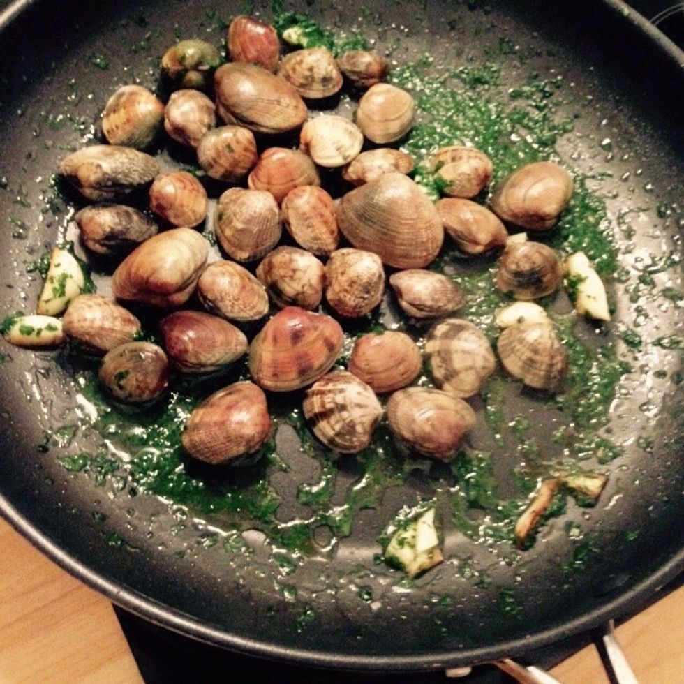 After a couple of minuter add the clams and set the heat on low