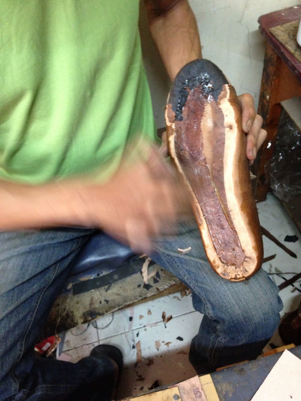 After a day, it is time to attach the rubber toe and the sole.. First clean it up from any dust or leather scrap and dont forget to take all the tacks.. And glue it up..