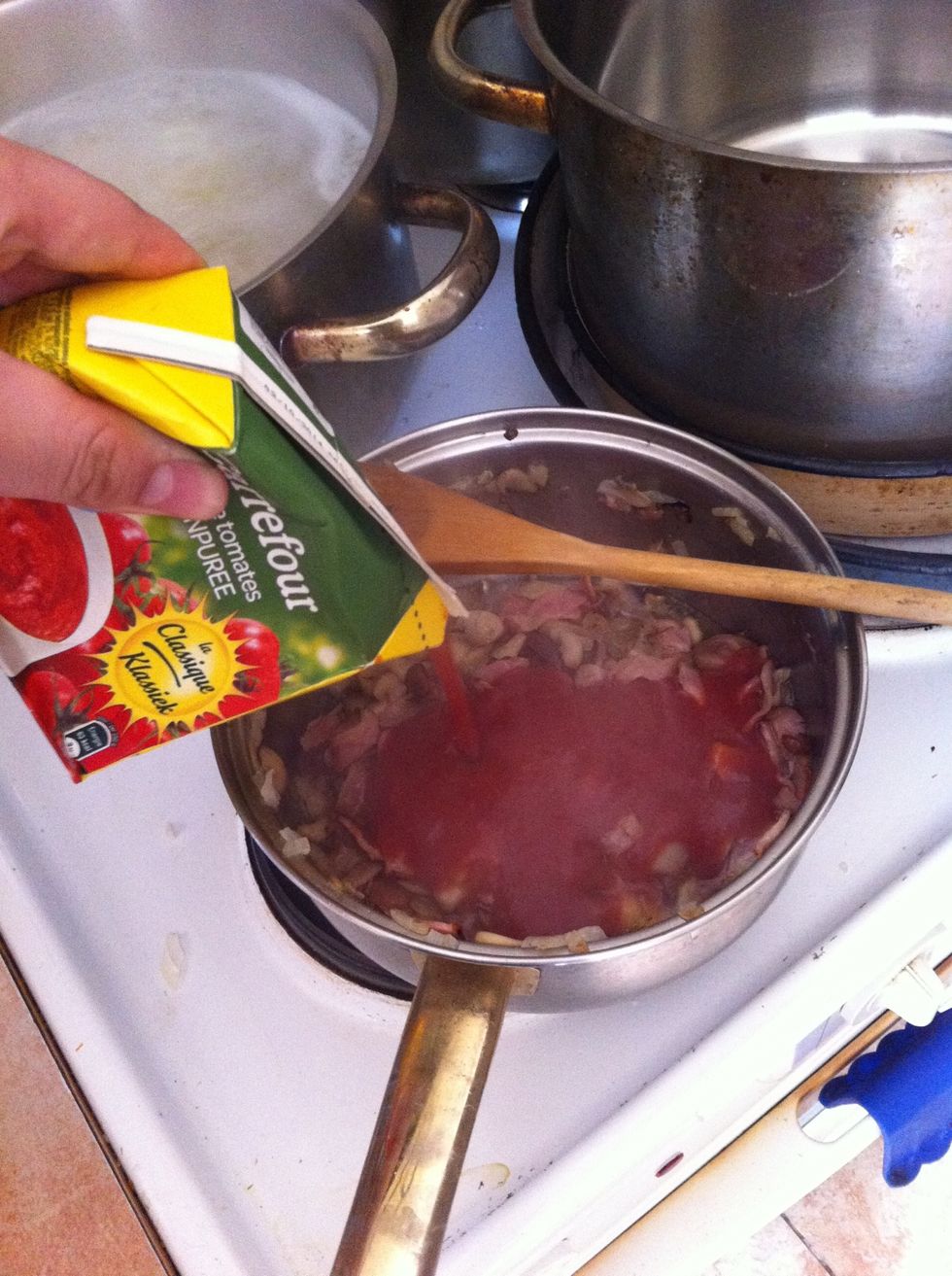 After a few minutes, put the tomato sauce