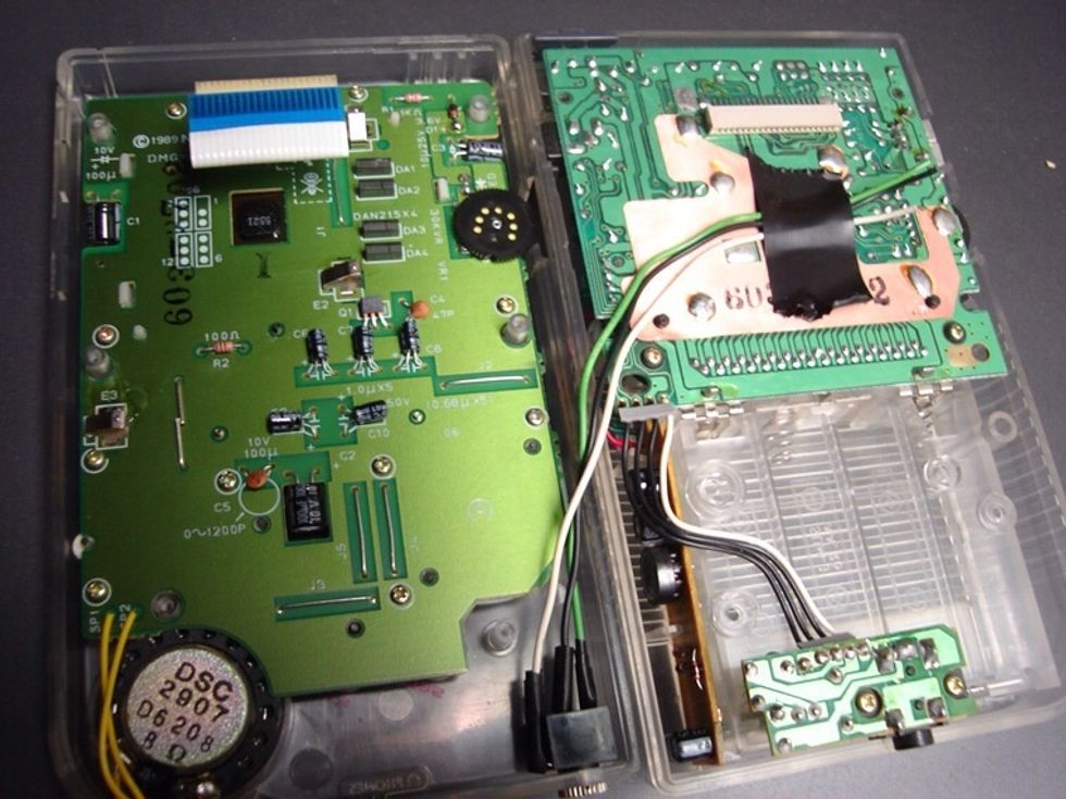 After a few tries of routing the wires and test closing the case, i actually made the wires a lot shorter. This made the process of closing the case at the end a lot easier.