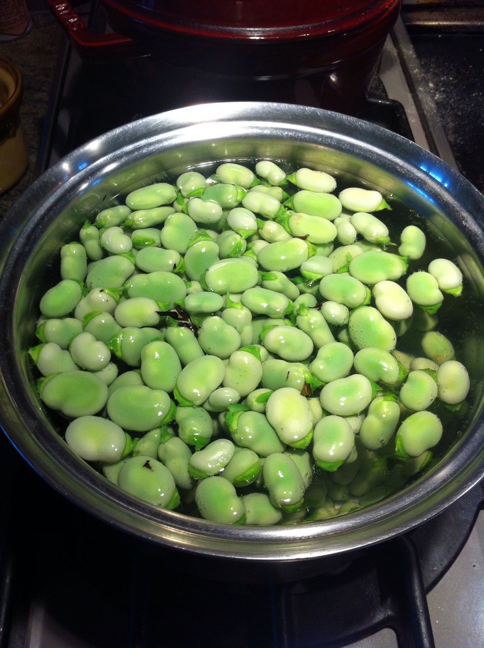 After a minute, the beans are done. Drain the hot water and rinse in cool water.