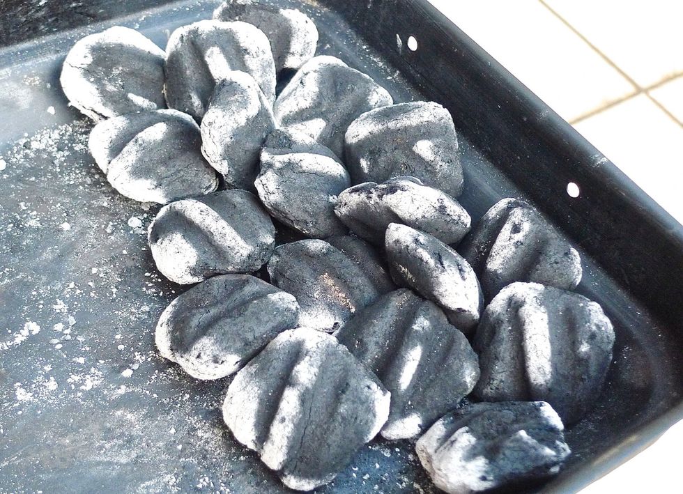 After about 15 minutes the charcoal briquettes are already mostly covered in ash and glow red. The charcoal grill is ready!