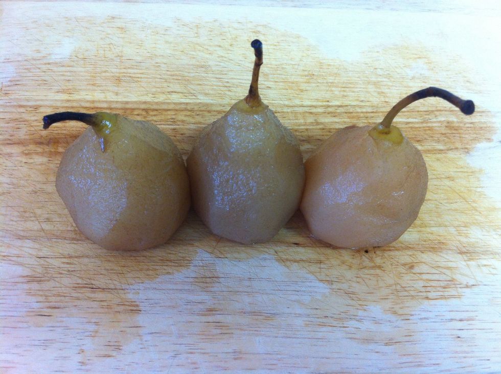 After about 40 min you have beautiful poached pears. It will be quicker if you cut them btw
