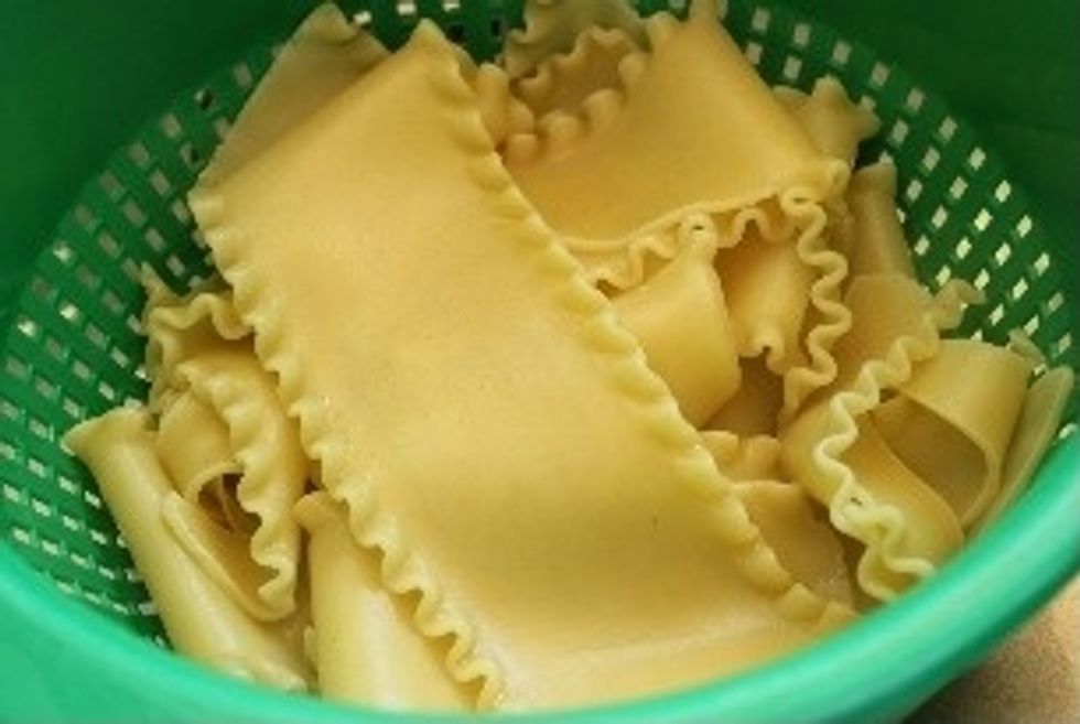 After about 8-10 minutes of cooking, dain the noodles till they are dry.