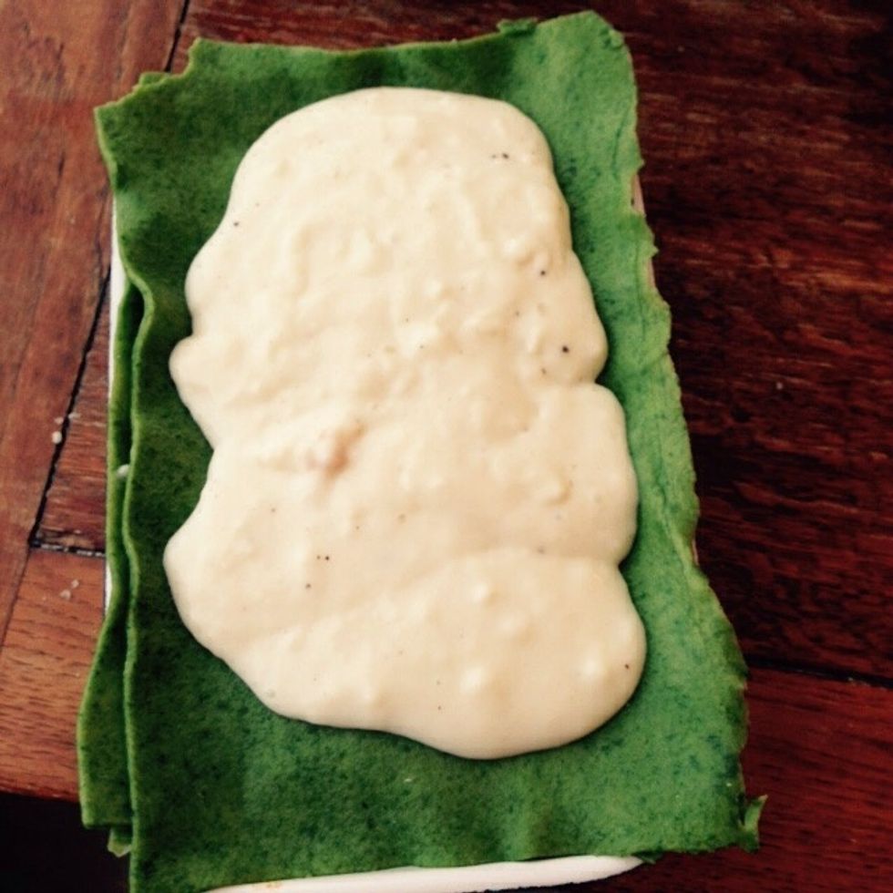 After adding the last sheet on top it's time to cover everything. spread the remaining bechamel on top, if you have some ragu left you can mix it to the bechamel in forming the last layer.