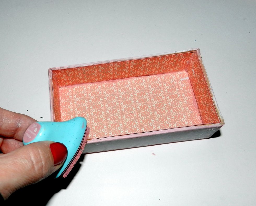 After adhering the paper inside the box, apply ink pad on the borders of the box.