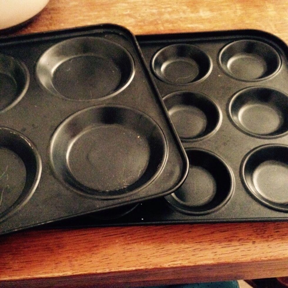 After an hour take the mix out of the fridge. Take your baking trays, better if you have those specific for madeleines, but any other would would work as well