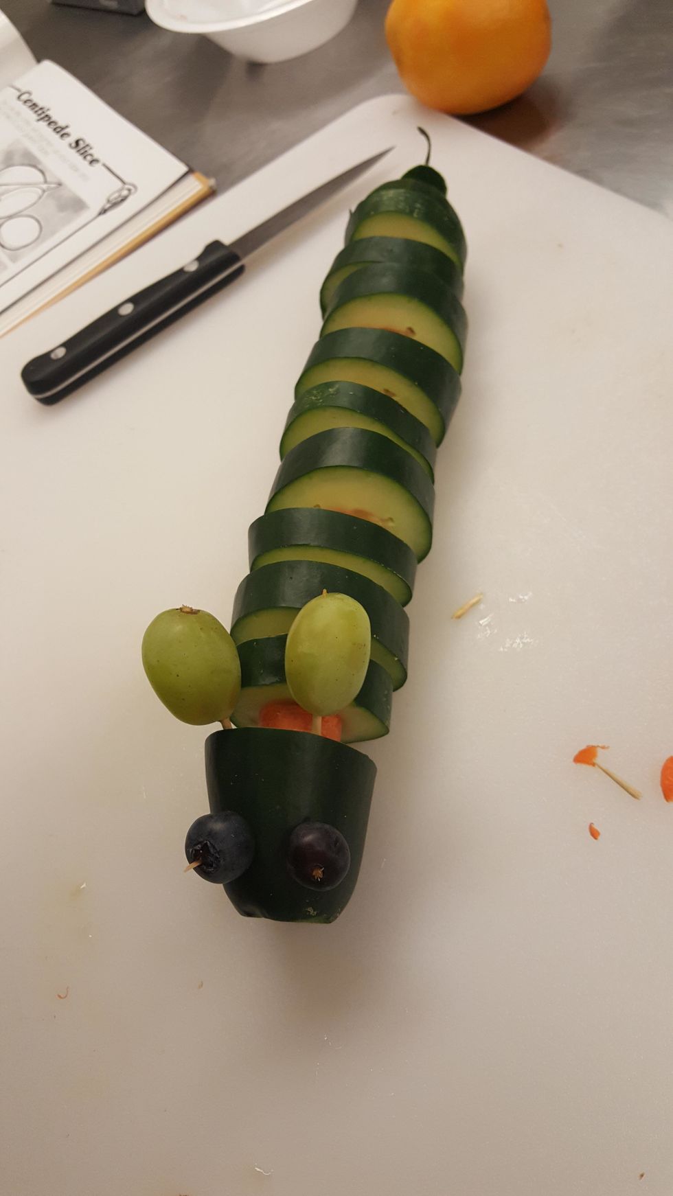After attaching the eyes and ears with toothpicks, this is what the finish project will look like. Very fun, easy to make and also very delicious!