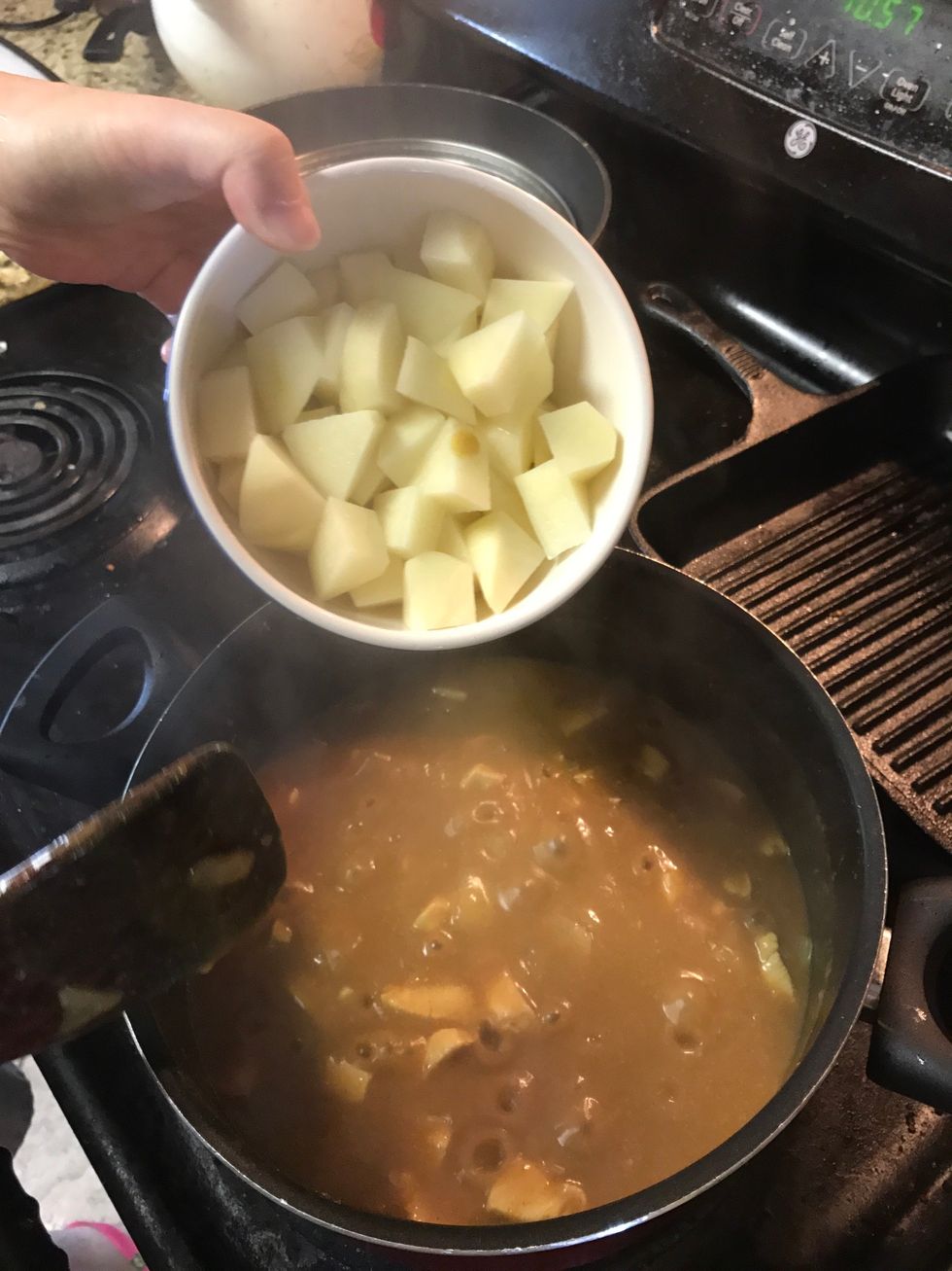 After boiled for 8-10mins, put the potatoes into the pot and let it boil for 20mins. The fire stay in medium level.