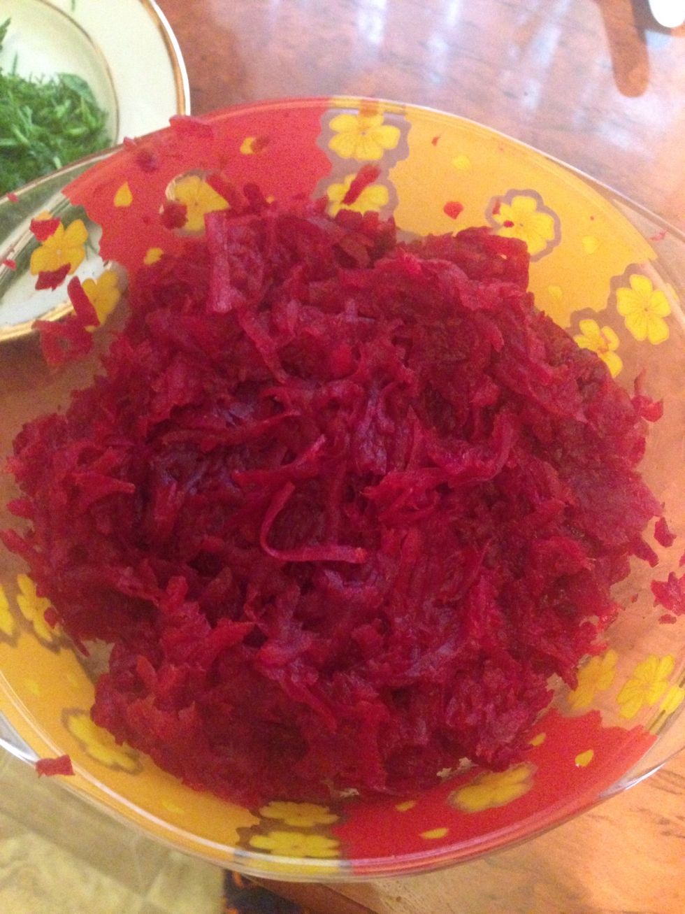 After boiling leave the beetroot to chill for ten minutes, then grate it like in the picture