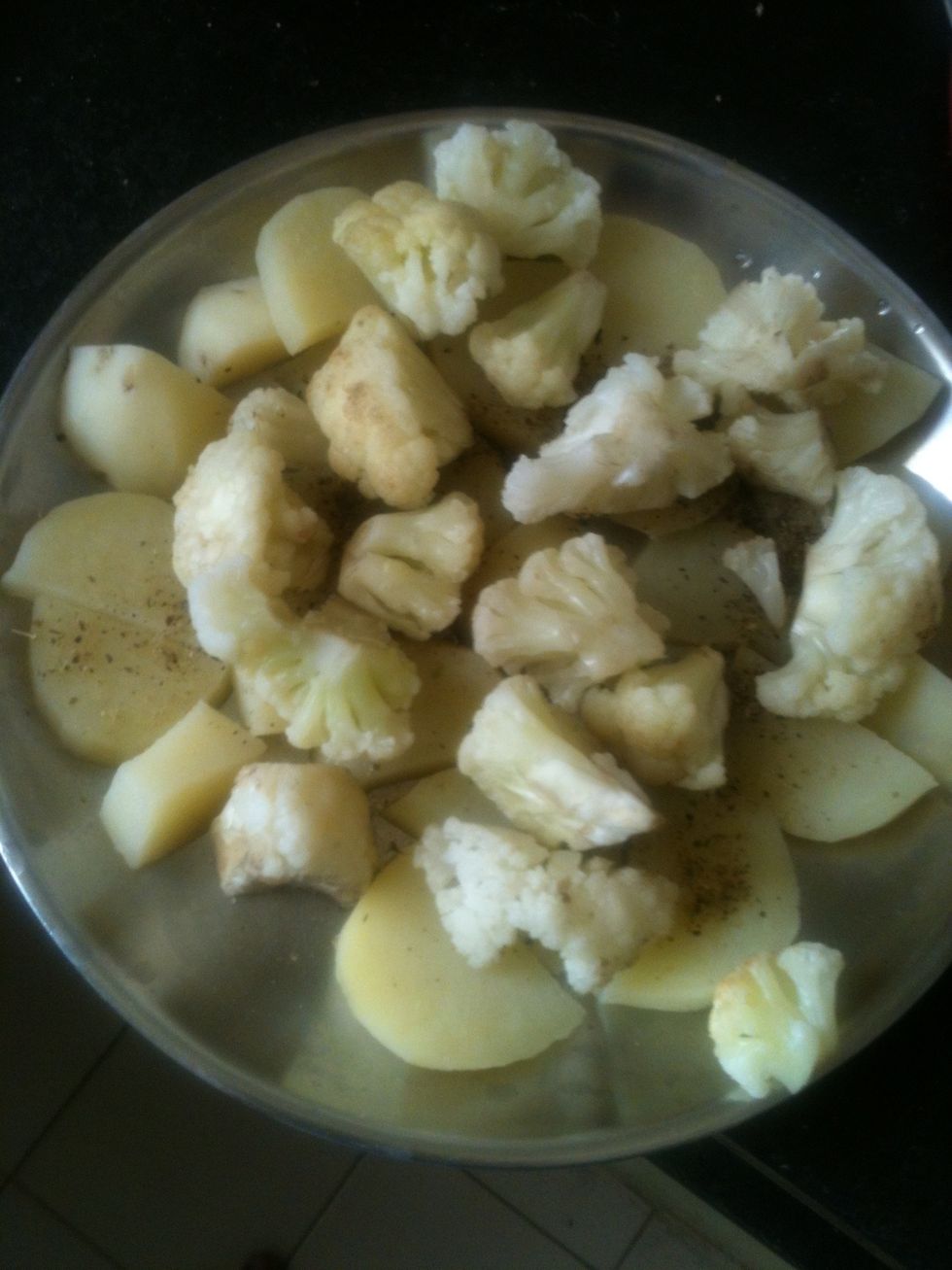 After boiling the veggies, place them together and season them.