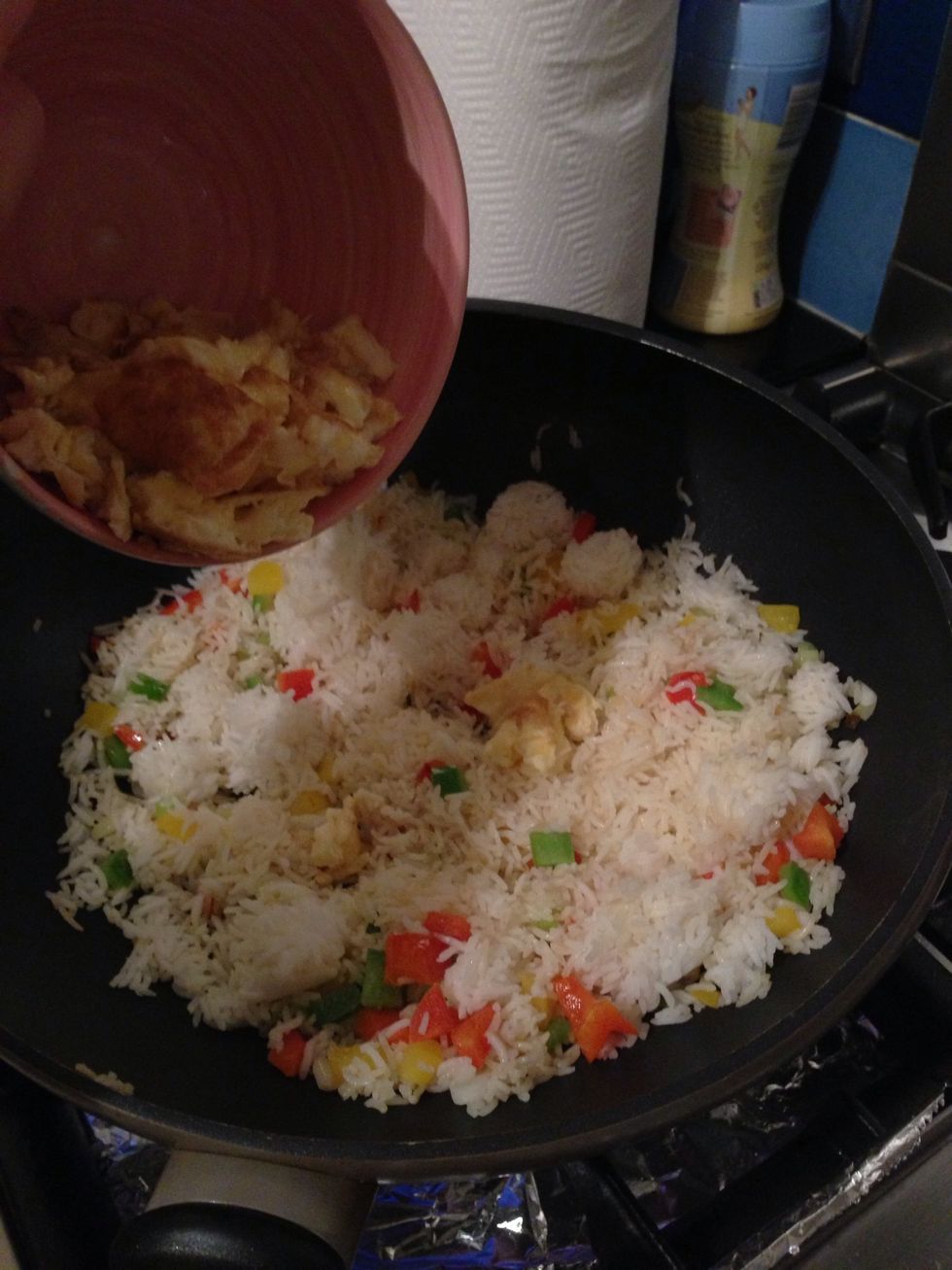 After breaking up the rice, add the egg.