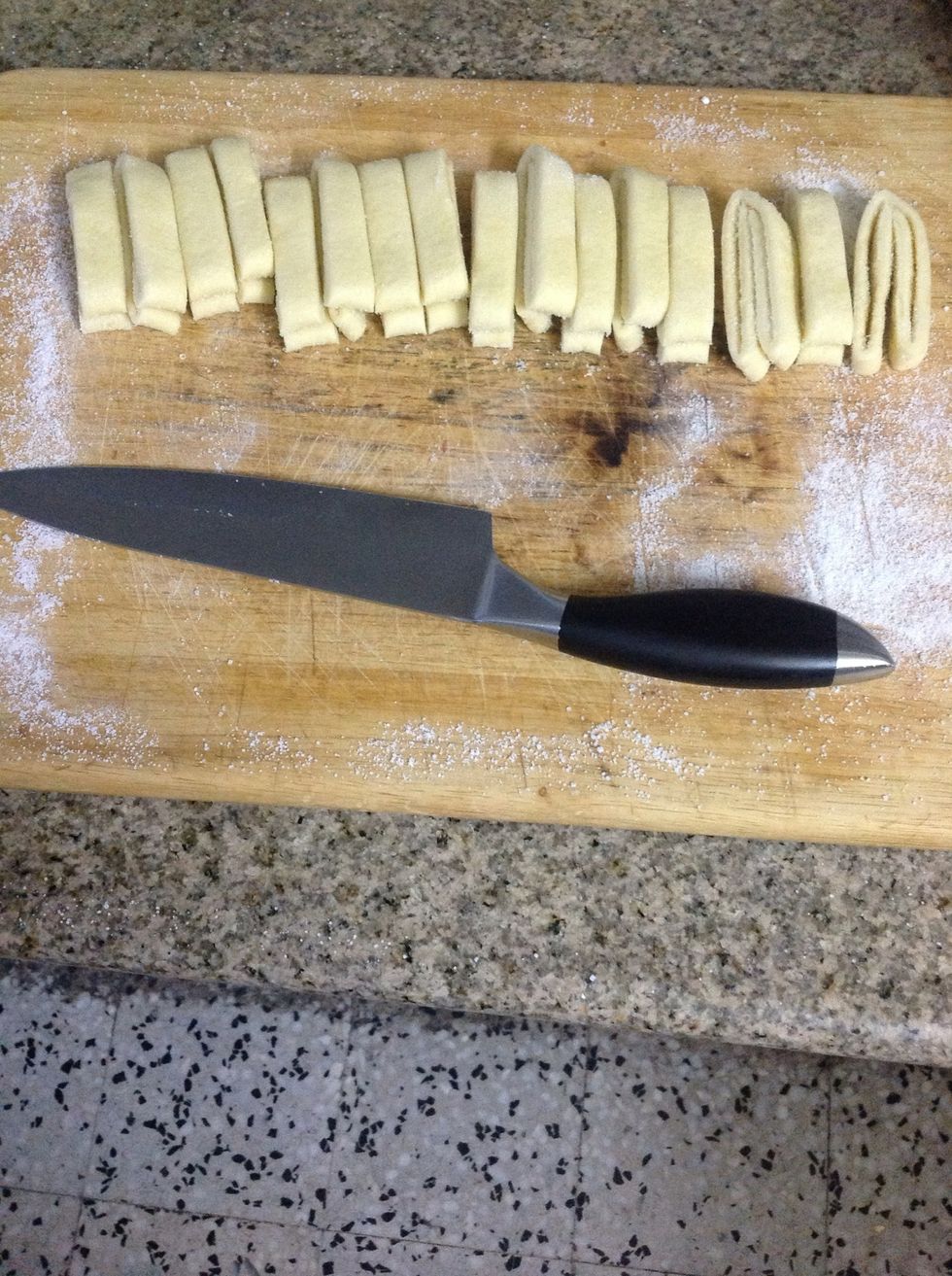 After chilling the pastry, slice off 1/8 inch from both ends and then slice into 16 slices. The easiest way to do that is to slice in 1/2, then keep slicing each portion in 1/2 till you get 16 slices.