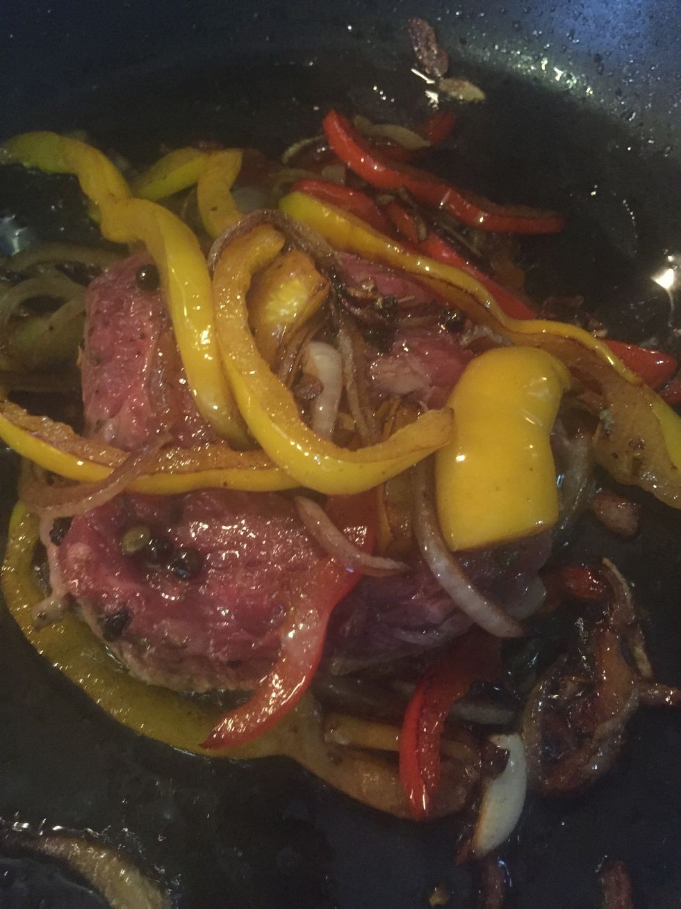After cooking the first side reverse the steak for the orher side and while doing this play with the peppers \ud83d\udc83\ud83c\udffb \u0131 did this each side for max 4 to 5 min (\u0131 prefer rare medium)