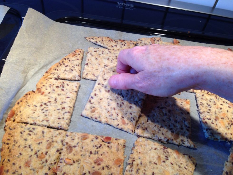 After cooling, take the bread gently apart.