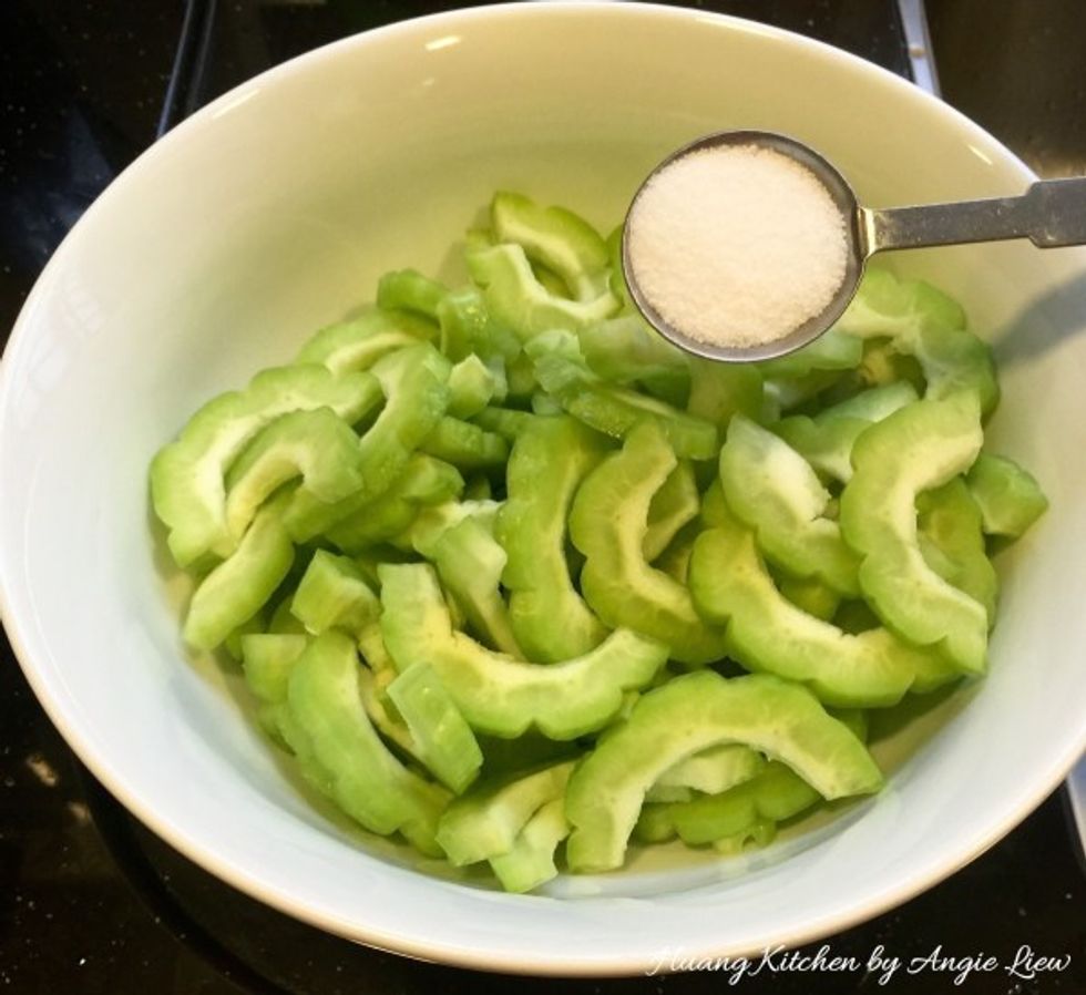 After cutting into slices, rub the bitter gourd with salt.