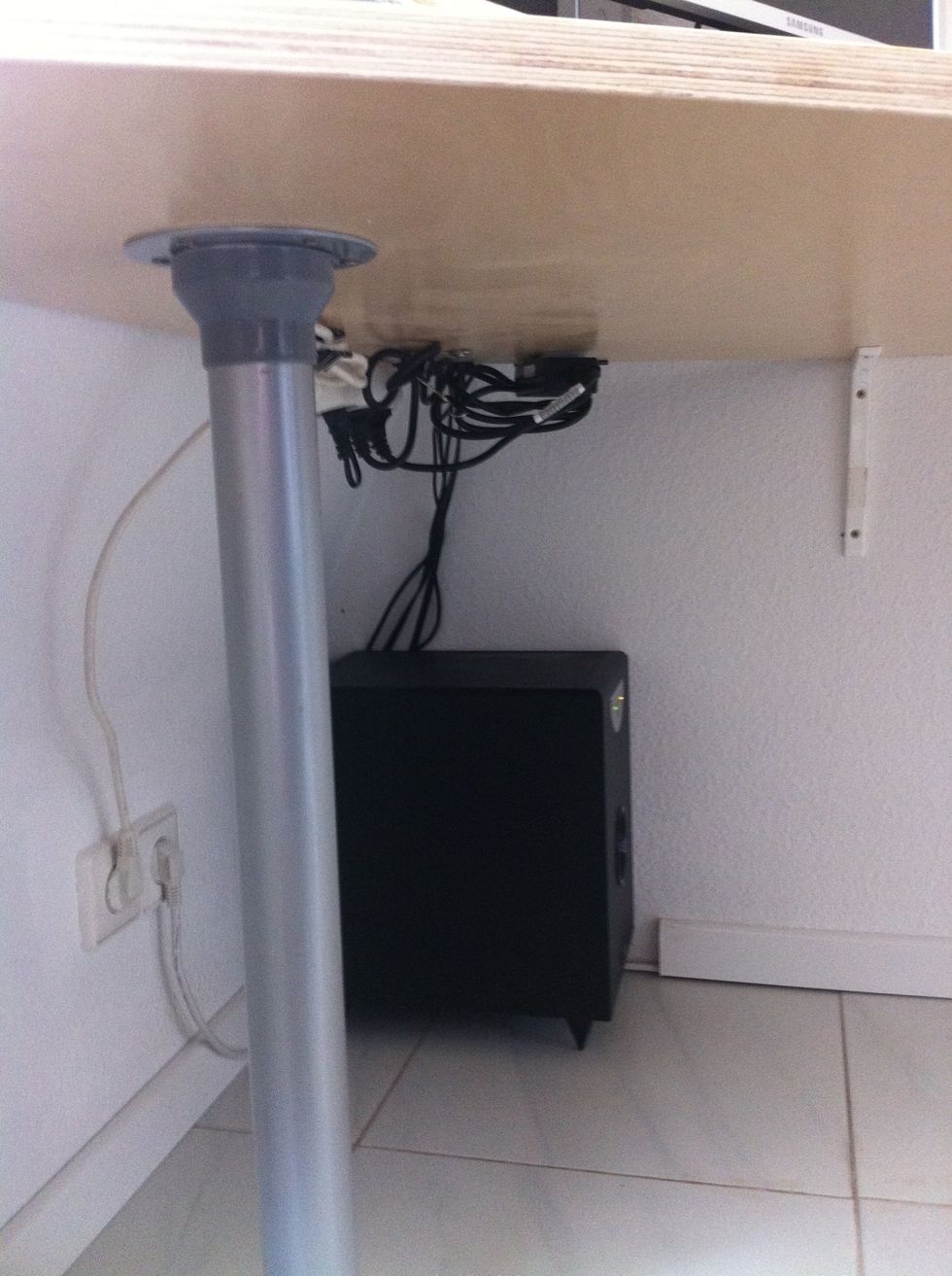 After cutting the MDF we mounted the desk to the wall and attached one leg (the left wall was not strong enough).