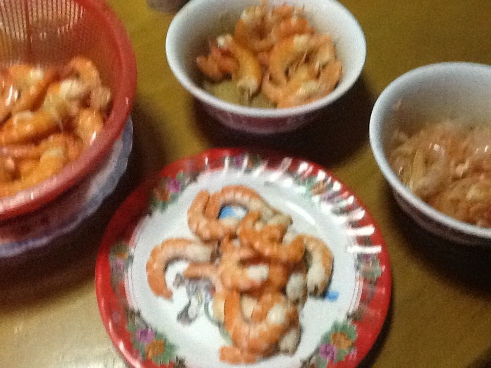 After getting the prawns from the boiling water, remove the shell and place them in a bowl while the prawns should be placed on a dish.