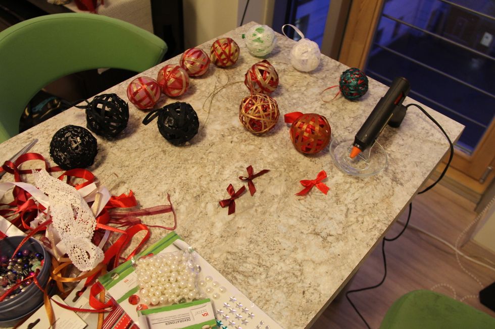 after glue have dried out dehisce balloons. Decorate the Christmas tree balloons as you like. I have chosen bows and pearls attached with hot glue